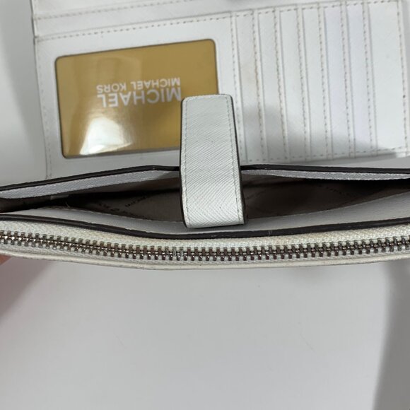 Michael Kors Peyton White Quilted Leather Wristlet Bifold Wallet Phone Case - Picture 11 of 15